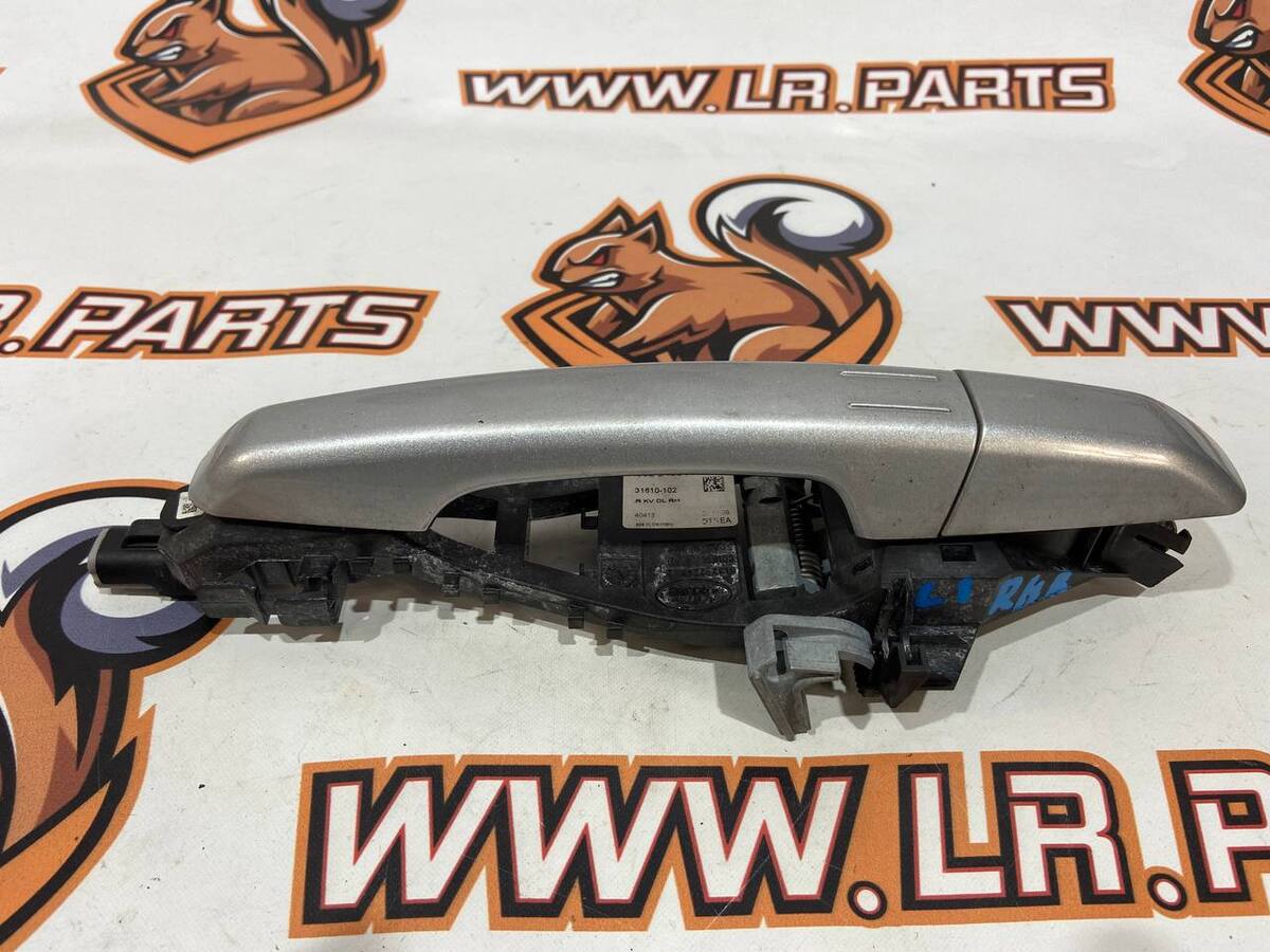 LR025540 Front Right Handle Mounting bracket RANGE ROVER SPORT L494 13- Used